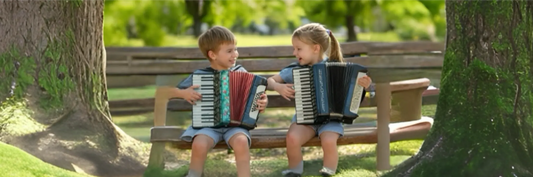 Deux enfants souriants assis sur un banc dans un parc jouant de l'accordéon chromatique à touche piano