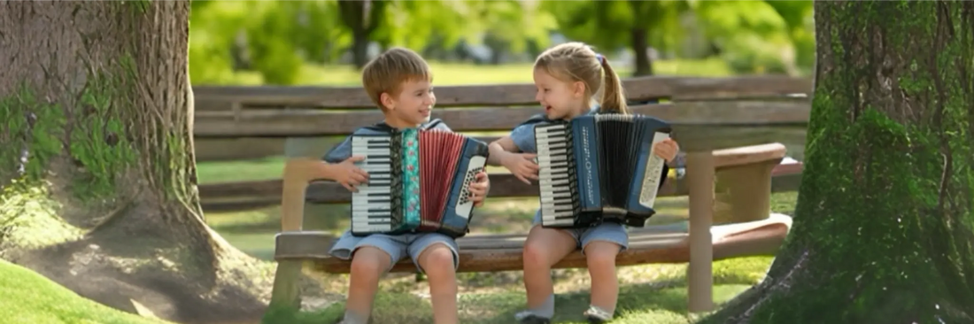 Deux enfants souriants assis sur un banc dans un parc jouant de l'accordéon chromatique à touche piano
